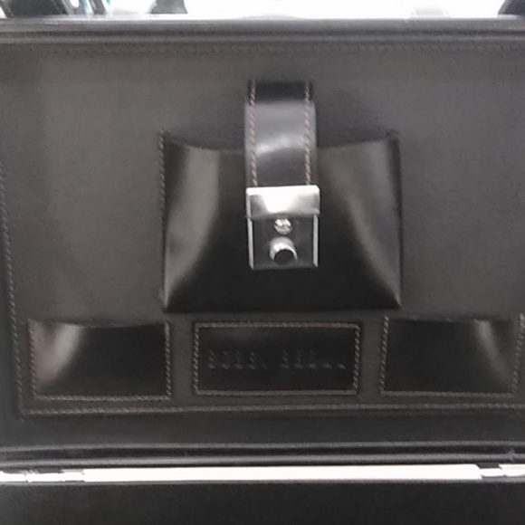 Bobbi Brown leather makeup carrying case - Picture 5 of 8